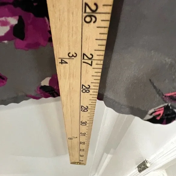 Torrid Women Gray Purple Floral Short Sleeve Keyhole Back Blouse Size 0‎ - Picture 5 of 7